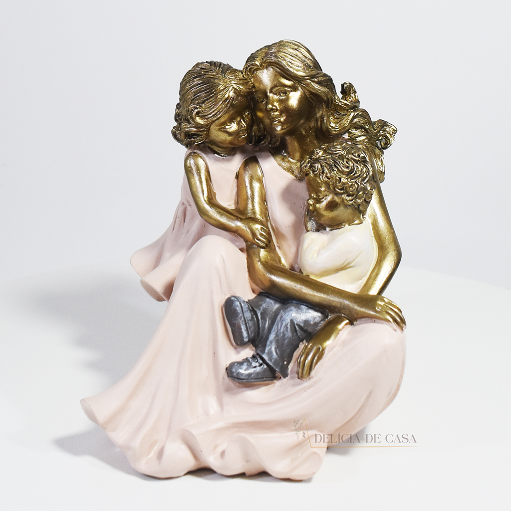 Product ImageEscultura decorativa em resina de mãe com dois filhos em acabamento dourado para decoração de sala ou estante.