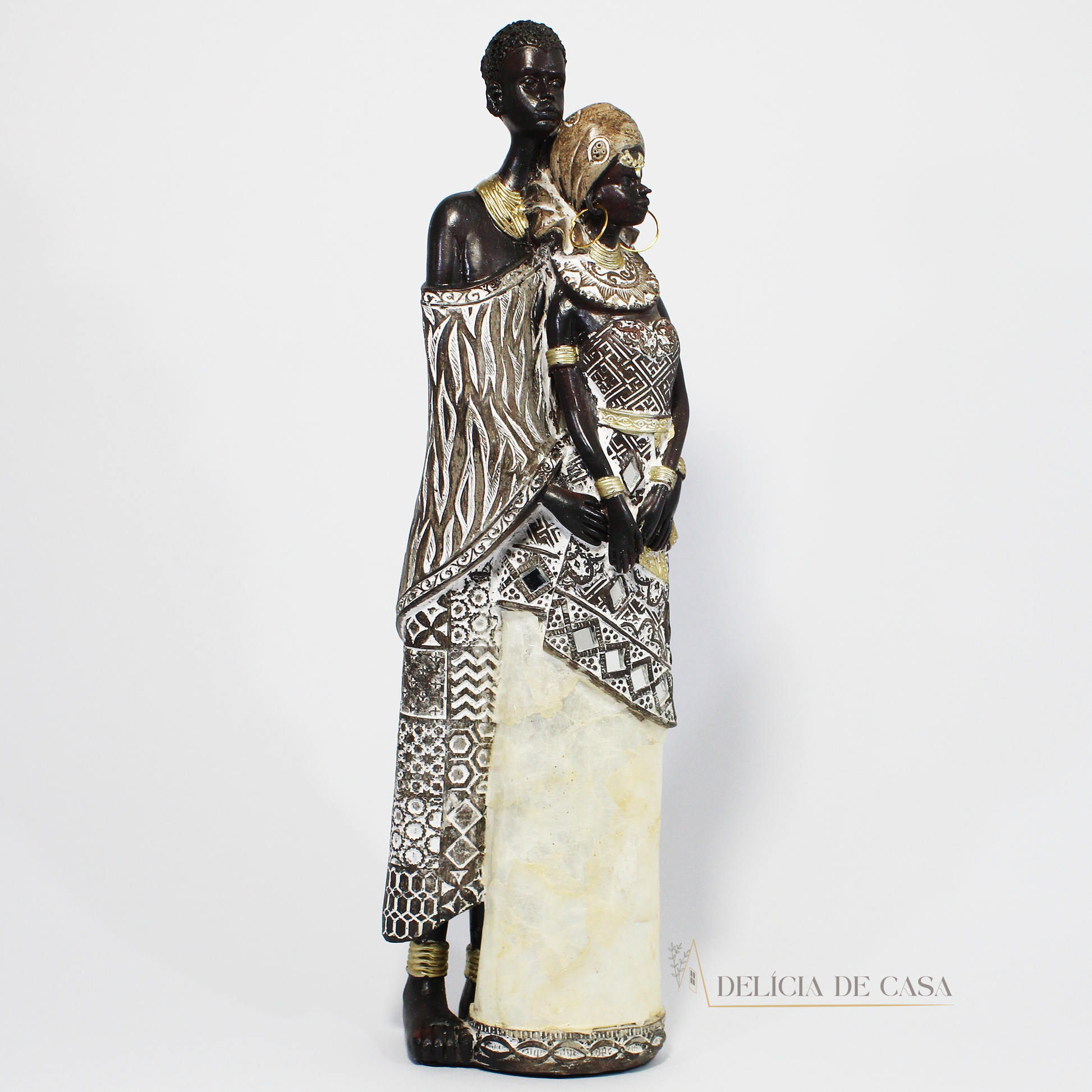 Escultura de casal africano em resina, com trajes típicos detalhados, decoração étnica moderna.