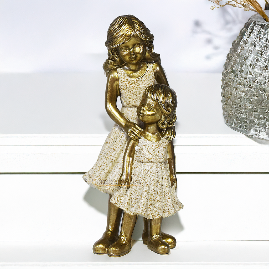 Escultura decorativa de duas irmãs em resina representando carinho e união familiar, ideal para decoração de casa ou presente.