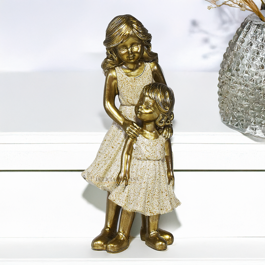 Escultura decorativa de duas irmãs em resina representando carinho e união familiar, ideal para decoração de casa ou presente.