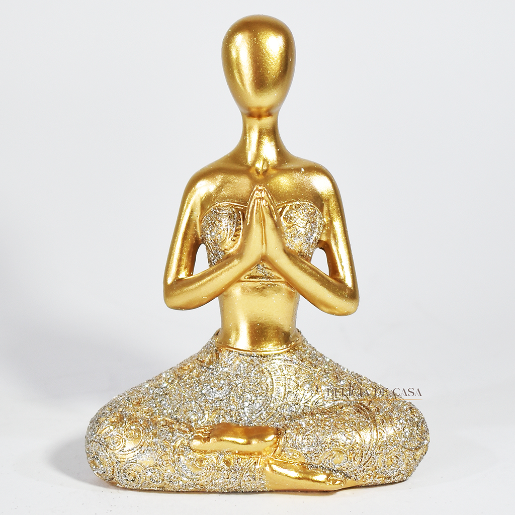 Trio de estátuas douradas com glitter representando posturas de ioga, ideal para decoração zen e ambientes de meditação.