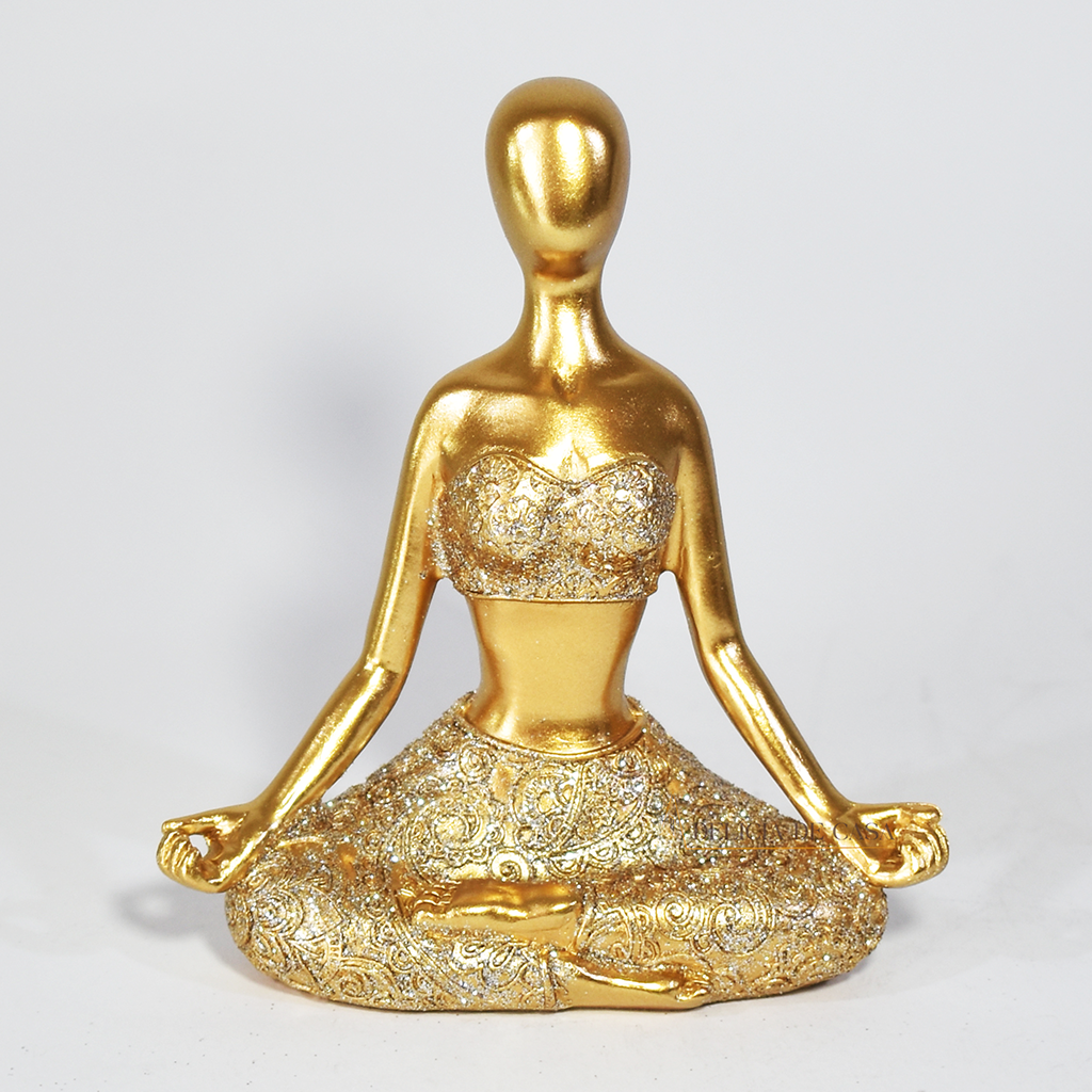 Trio de estátuas douradas com glitter representando posturas de ioga, ideal para decoração zen e ambientes de meditação.