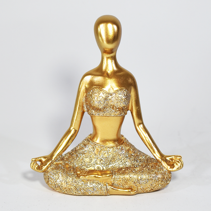 Trio de estátuas douradas com glitter representando posturas de ioga, ideal para decoração zen e ambientes de meditação.