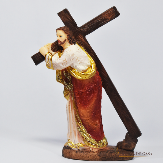 Imagem de Jesus com a Cruz Via Sacra. Estátua de Jesus Cristo carregando a cruz em resina, com detalhes dourados e trajes tradicionais, ideal para decoração religiosa.