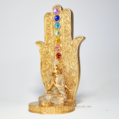 Incensário dourado em formato de mão com pedras coloridas dos 7 chakras e imagem de Buda em posição de meditação, usado para aromaterapia, decoração e equilíbrio energético