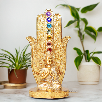 Incensário dourado em formato de mão com pedras coloridas dos 7 chakras e imagem de Buda em posição de meditação, usado para aromaterapia, decoração e equilíbrio energético