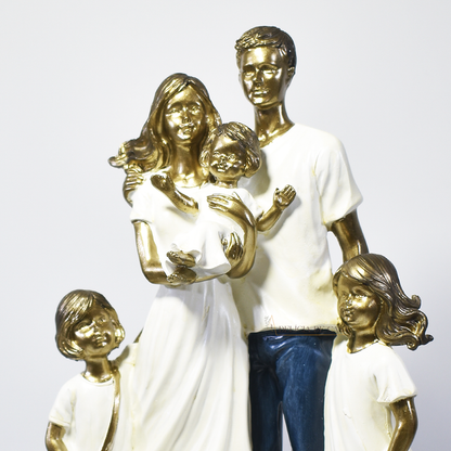 Escultura moderna família com três filhas para decoração de ambientes