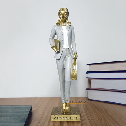 Estátua decorativa de advogada em resina dourada com pasta e livro, presente para formatura em Direito.