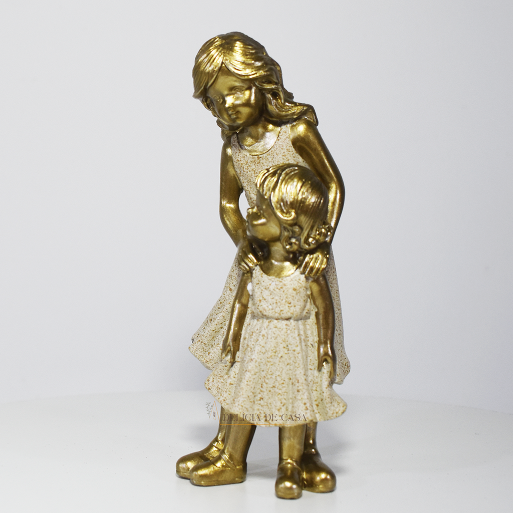 Escultura decorativa de duas irmãs em resina representando carinho e união familiar, ideal para decoração de casa ou presente.