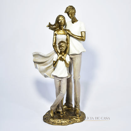 Escultura de família com filho menino em resina dourada, ideal para decoração de interiores e como presente simbólico para celebrar o amor familiar.