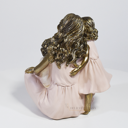 Escultura decorativa em resina de mãe com dois filhos em acabamento dourado para decoração de sala ou estante.