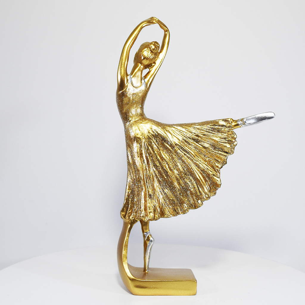 Escultura decorativa de bailarina dourada em resina em pose de ballet sobre base elegante