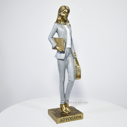 Estátua decorativa de advogada em resina dourada com pasta e livro, presente para formatura em Direito.