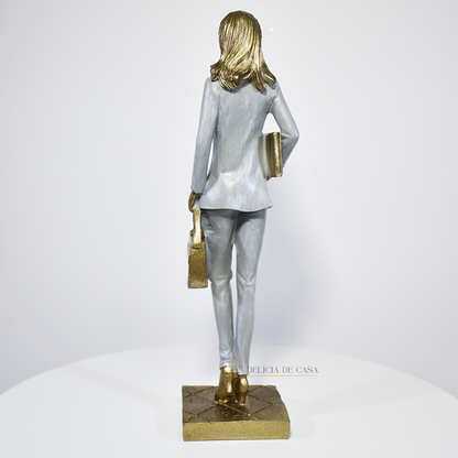 Estátua decorativa de advogada em resina dourada com pasta e livro, presente para formatura em Direito.