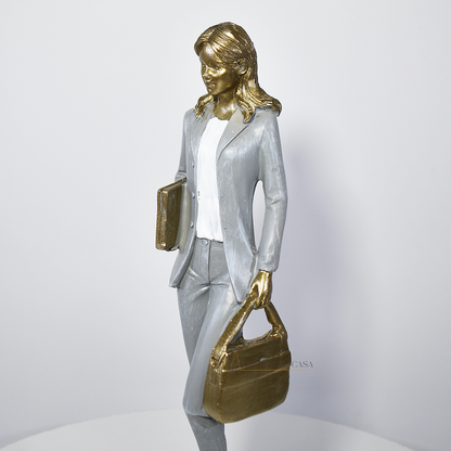 Estátua decorativa de advogada em resina dourada com pasta e livro, presente para formatura em Direito.