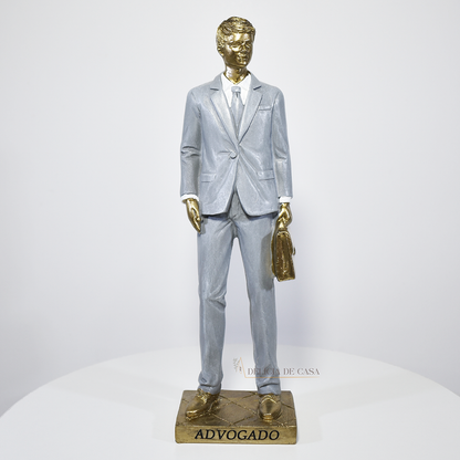 Estátua decorativa de advogado em resina dourada com pasta executiva, ideal para escritório e presente de formatura.