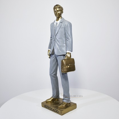 Estátua decorativa de advogado em resina dourada com pasta executiva, ideal para escritório e presente de formatura.