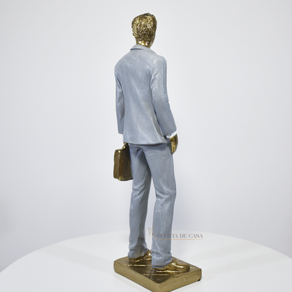 Estátua decorativa de advogado em resina dourada com pasta executiva, ideal para escritório e presente de formatura.