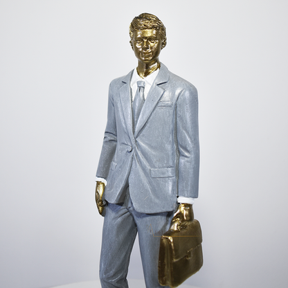 Estátua decorativa de advogado em resina dourada com pasta executiva, ideal para escritório e presente de formatura.