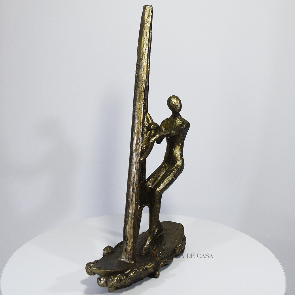 Escultura decorativa de windsurf em resina com acabamento bronze para decoração de sala ou escritório.