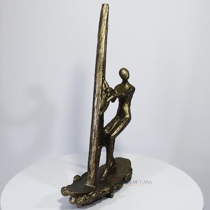 Escultura decorativa de windsurf em resina com acabamento bronze para decoração de sala ou escritório.