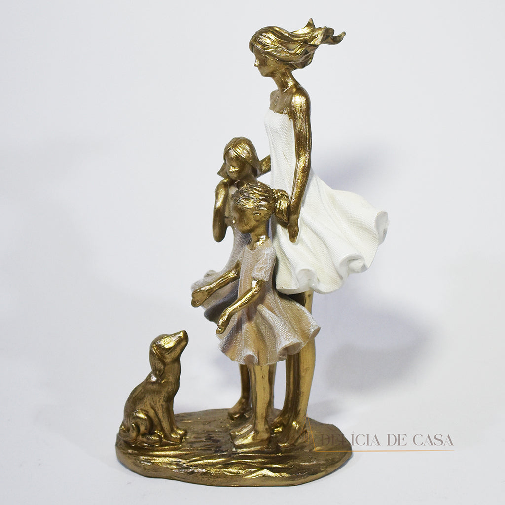Escultura decorativa de mãe e filhas com cachorro, feita em resina dourada com vestidos em tons claros, representando amor e conexão familiar. Decoração para casa, presente de dia das mães


