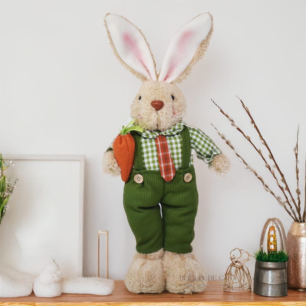 Coelho decorativo de Páscoa em pelúcia com roupa verde, ideal para decoração de aparadores, mesas e estantes.