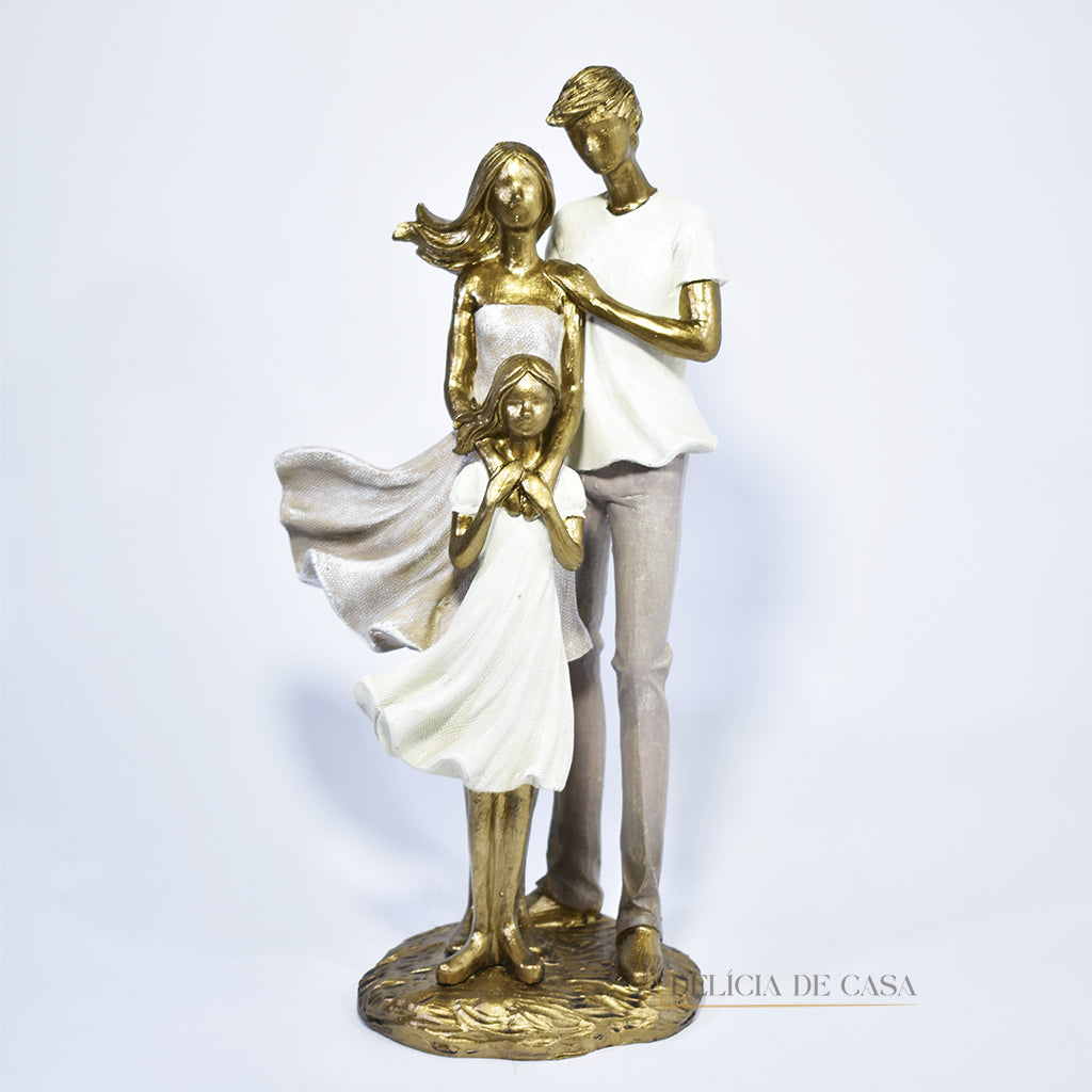 Escultura de família com filha menina em resina dourada, perfeita para decoração de interiores e como presente especial para celebrar o amor familiar.