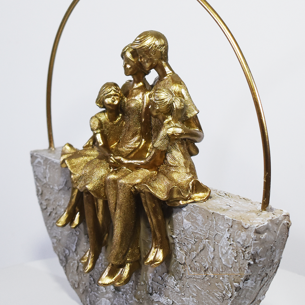 Família Decorativa Escultura Dourada com Pais e Filhas Meninas Decoração de Luxo para Casa