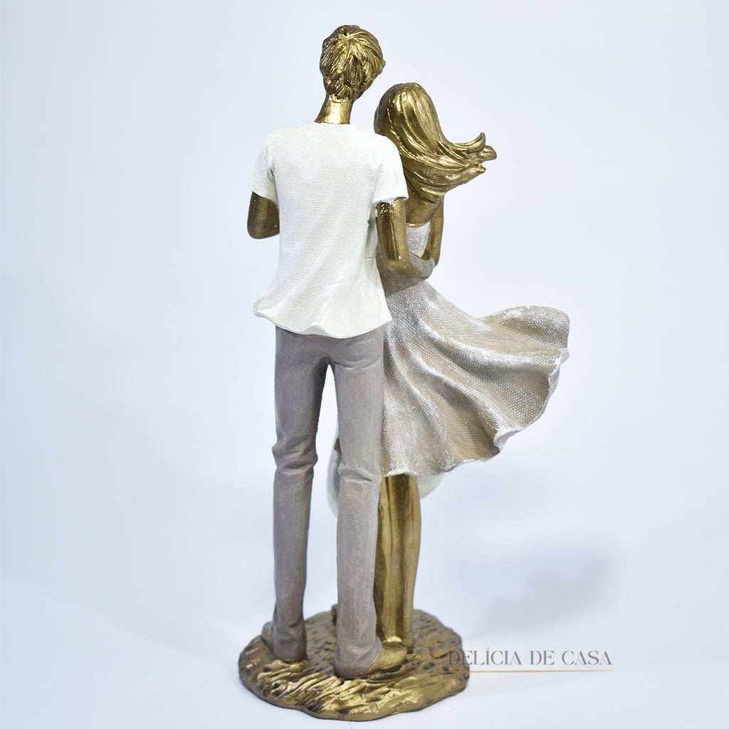 Escultura de família com filha menina em resina dourada, perfeita para decoração de interiores e como presente especial para celebrar o amor familiar.
