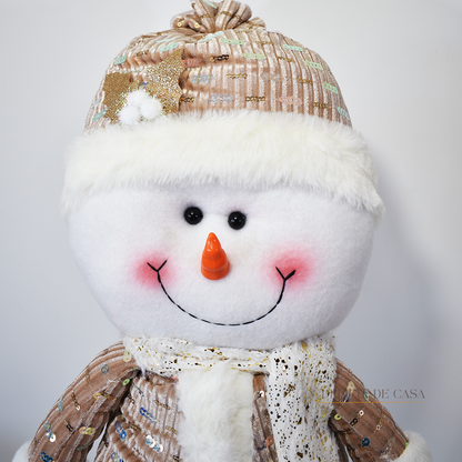 Boneco de neve de pelúcia natalino com pernas curtas decorando sala de estar