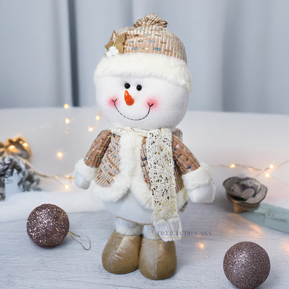 Boneco de neve de pelúcia natalino com pernas curtas decorando sala de estar
