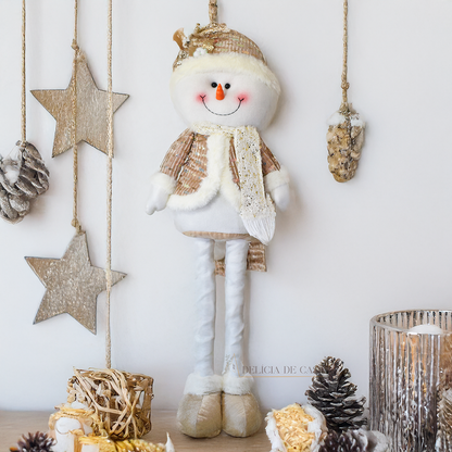 Boneco de neve de pelúcia natalino com pernas curtas decorando sala de estar