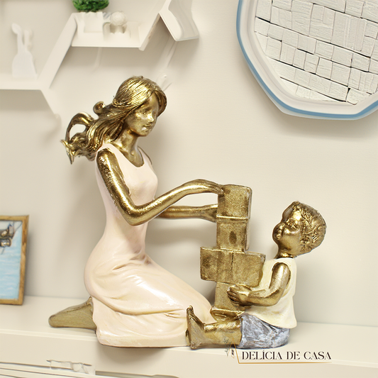 Estátua Decorativa Mãe e Filho Brincando em Resina Dourada Decoração Quarto Bebê Menino