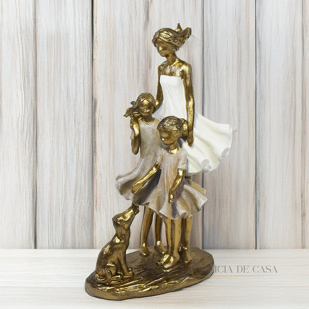Escultura decorativa de mãe e filhas com cachorro, feita em resina dourada com vestidos em tons claros, representando amor e conexão familiar. Decoração para casa, presente de dia das mães


