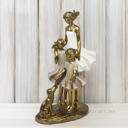 Escultura decorativa de mãe e filhas com cachorro, feita em resina dourada com vestidos em tons claros, representando amor e conexão familiar. Decoração para casa, presente de dia das mães

