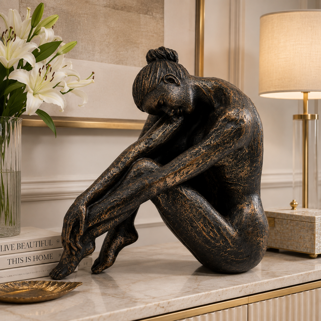 Escultura Mulher Sentada preta e dourada para uma decoração de casa elegante e sofisticada. Ideal para sala, aparador, estante, escritório e ambientes modernos