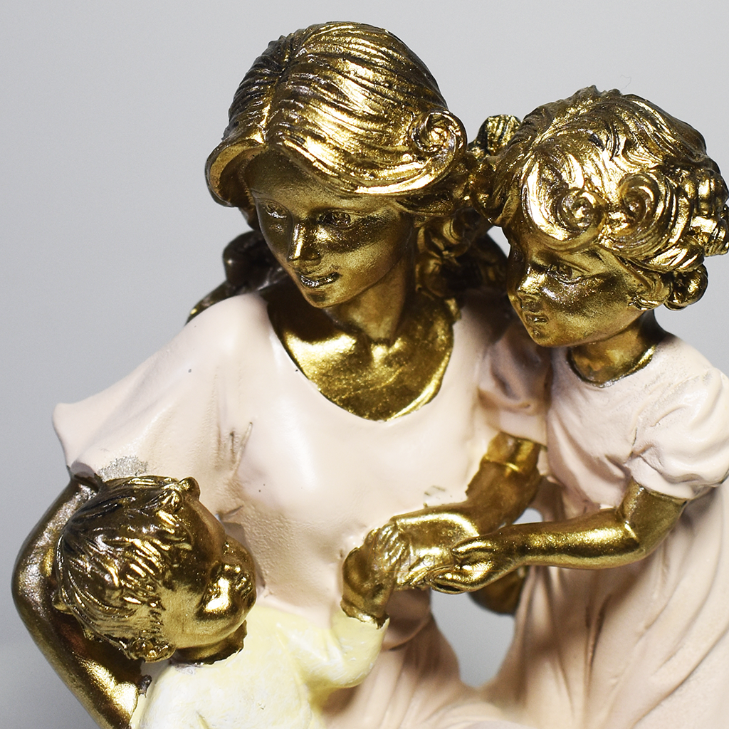 Escultura decorativa em resina representando mãe ajoelhada com dois filhos, simbolizando amor, cuidado, proteção e união familiar.