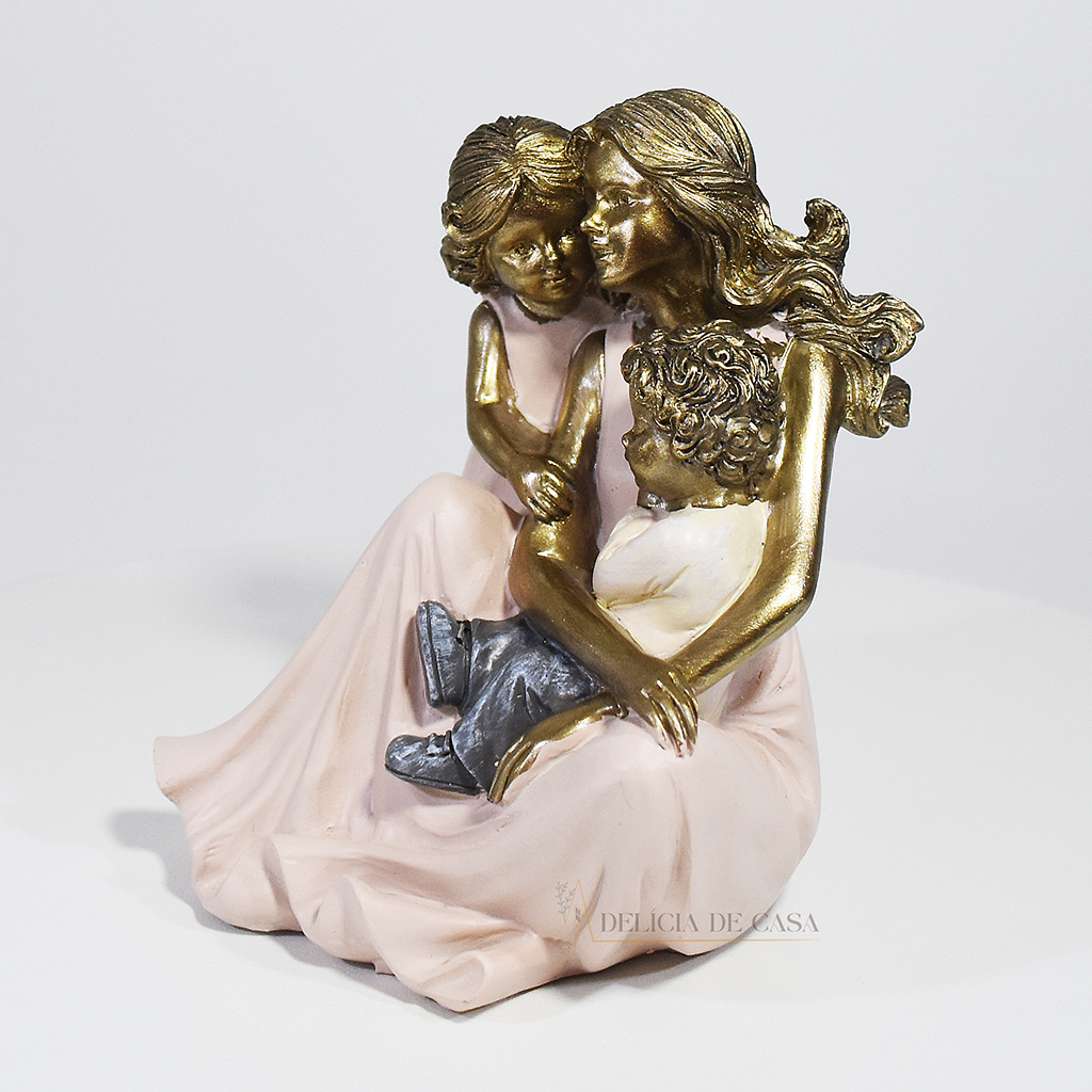 Escultura decorativa em resina de mãe com dois filhos em acabamento dourado para decoração de sala ou estante.