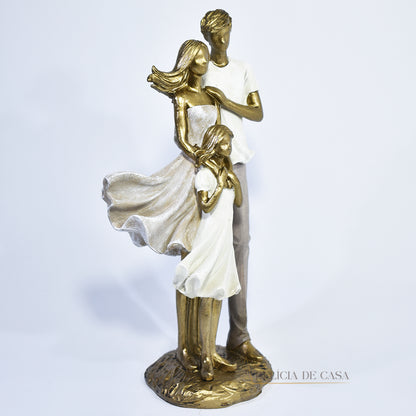 Escultura de família com filha menina em resina dourada, perfeita para decoração de interiores e como presente especial para celebrar o amor familiar.