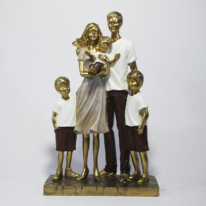 Escultura decorativa em resina representando família com pai, mãe e três filhos, acabamento dourado, branco e marrom, símbolo de amor, união e proteção familiar. Medidas de 25,5x17x8 cm.
