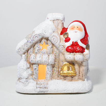 Casinha decorativa de Natal com Papai Noel e neve, feita em resina com glitter e luz interna, 12 cm de altura, nas cores bege, vermelho e cinza.