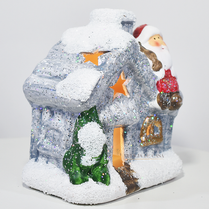 Casinha decorativa de Natal com Papai Noel e neve, feita em resina com glitter e luz interna, 12 cm de altura, nas cores bege, vermelho e cinza.
