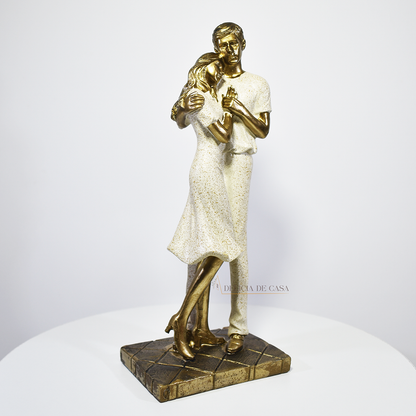 Estátua decorativa em resina dourada representando casal com filhos sentados em base artística, símbolo de união e amor familiar.