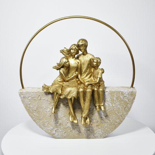 Estátua decorativa em resina dourada representando casal com filhos sentados em base artística, símbolo de união e amor familiar.
