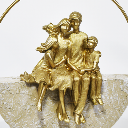 Estátua decorativa em resina dourada representando casal com filhos sentados em base artística, símbolo de união e amor familiar.