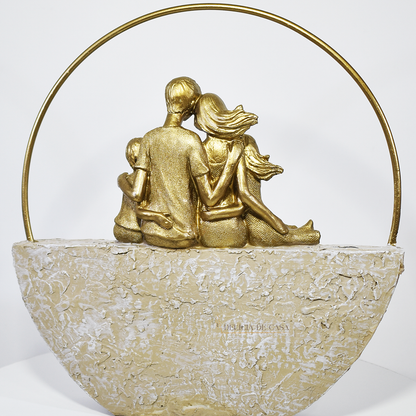 Estátua decorativa em resina dourada representando casal com filhos sentados em base artística, símbolo de união e amor familiar.