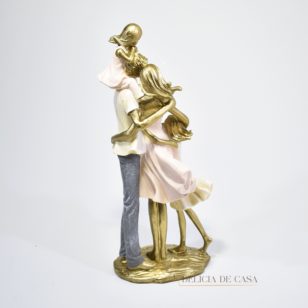 Escultura decorativa de família com duas filhas em resina dourada, representando amor e união, com detalhes refinados e design sofisticado. Ideal para decoração de ambientes e presente especial.