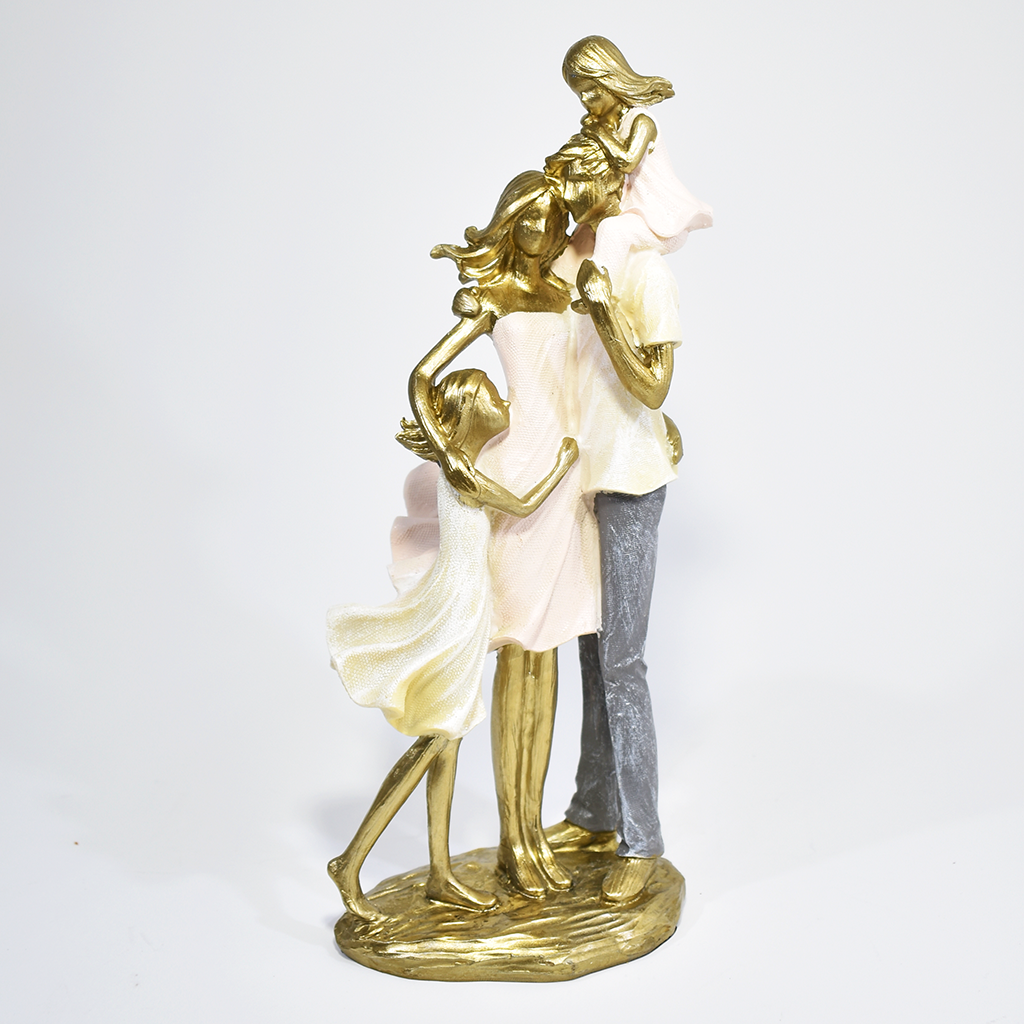 Escultura decorativa de família com duas filhas em resina dourada, representando amor e união, com detalhes refinados e design sofisticado. Ideal para decoração de ambientes e presente especial.