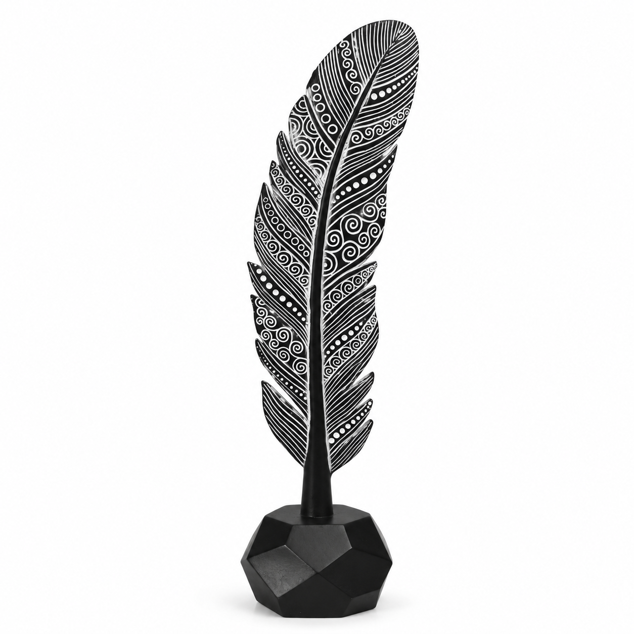 Folha decorativa em formato de pena, disponível nos tamanhos P e M. Ideal para decoração de casa elegante, salas, aparadores, estantes e ambientes sofisticados.